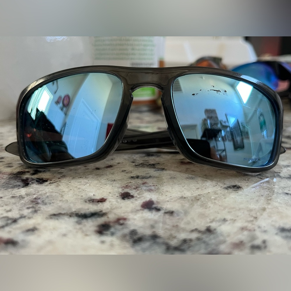 Oakley Silver Stealth Sunglasses 🕶️